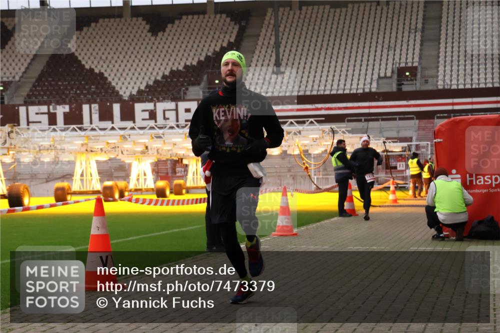 08.12.2024 - St. Pauli X-Mass-Run No. 14 Yannick Fuchs http://msf.ph/oto/7473379 08.12.2024 09:53:42 Ziel 859, 1818, 2844 meine-sportfotos.de