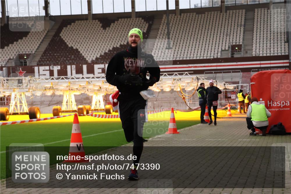 08.12.2024 - St. Pauli X-Mass-Run No. 14 Yannick Fuchs http://msf.ph/oto/7473390 08.12.2024 09:53:42 Ziel 859, 1818, 2844 meine-sportfotos.de