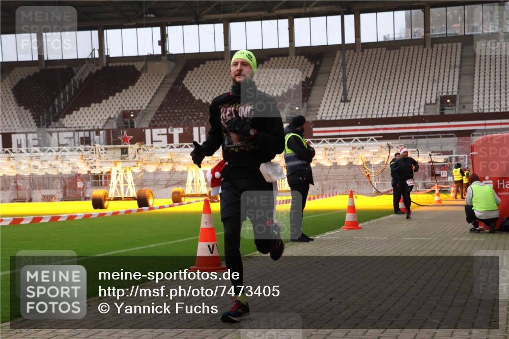 08.12.2024 - St. Pauli X-Mass-Run No. 14 Yannick Fuchs http://msf.ph/oto/7473405 08.12.2024 09:53:42 Ziel 859, 1818, 2844 meine-sportfotos.de