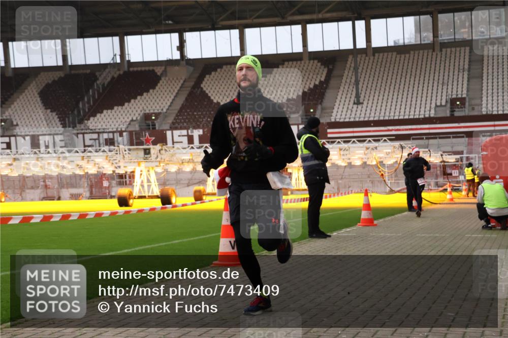 08.12.2024 - St. Pauli X-Mass-Run No. 14 Yannick Fuchs http://msf.ph/oto/7473409 08.12.2024 09:53:42 Ziel 859, 1818, 2844 meine-sportfotos.de