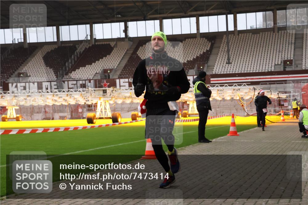 08.12.2024 - St. Pauli X-Mass-Run No. 14 Yannick Fuchs http://msf.ph/oto/7473414 08.12.2024 09:53:42 Ziel 859, 1818, 2844 meine-sportfotos.de