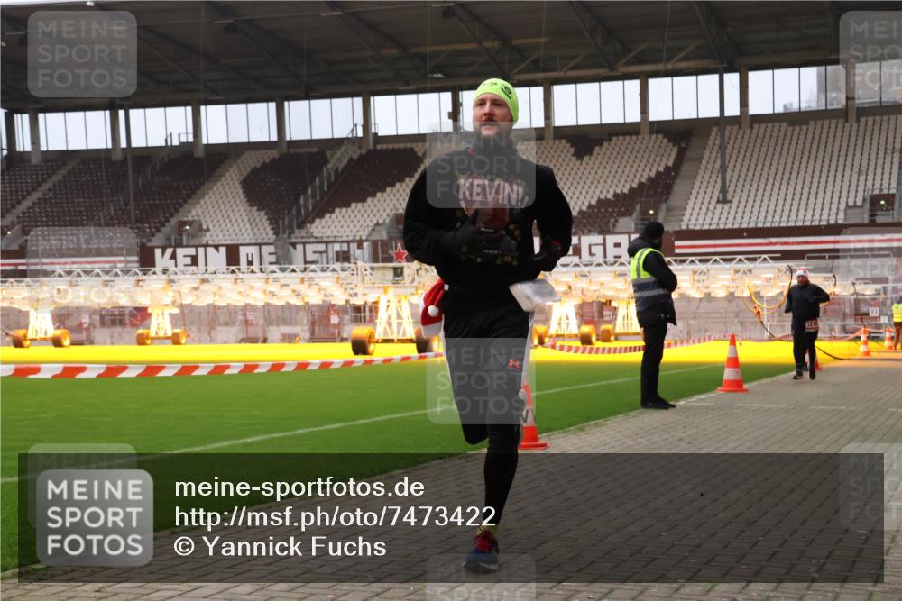 08.12.2024 - St. Pauli X-Mass-Run No. 14 Yannick Fuchs http://msf.ph/oto/7473422 08.12.2024 09:53:43 Ziel 859, 1818, 2844 meine-sportfotos.de