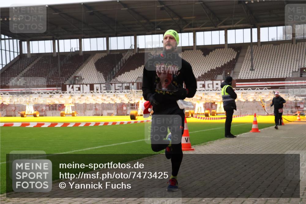 08.12.2024 - St. Pauli X-Mass-Run No. 14 Yannick Fuchs http://msf.ph/oto/7473425 08.12.2024 09:53:43 Ziel 859, 1818, 2844 meine-sportfotos.de