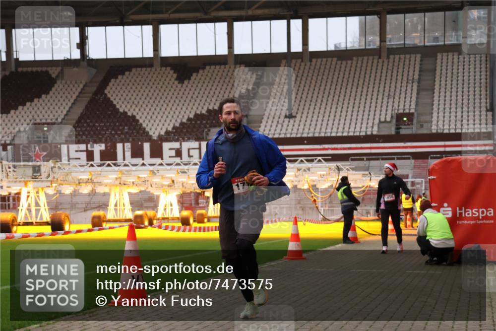 08.12.2024 - St. Pauli X-Mass-Run No. 14 Yannick Fuchs http://msf.ph/oto/7473575 08.12.2024 09:54:06 Ziel 216, 1718, 1850 meine-sportfotos.de