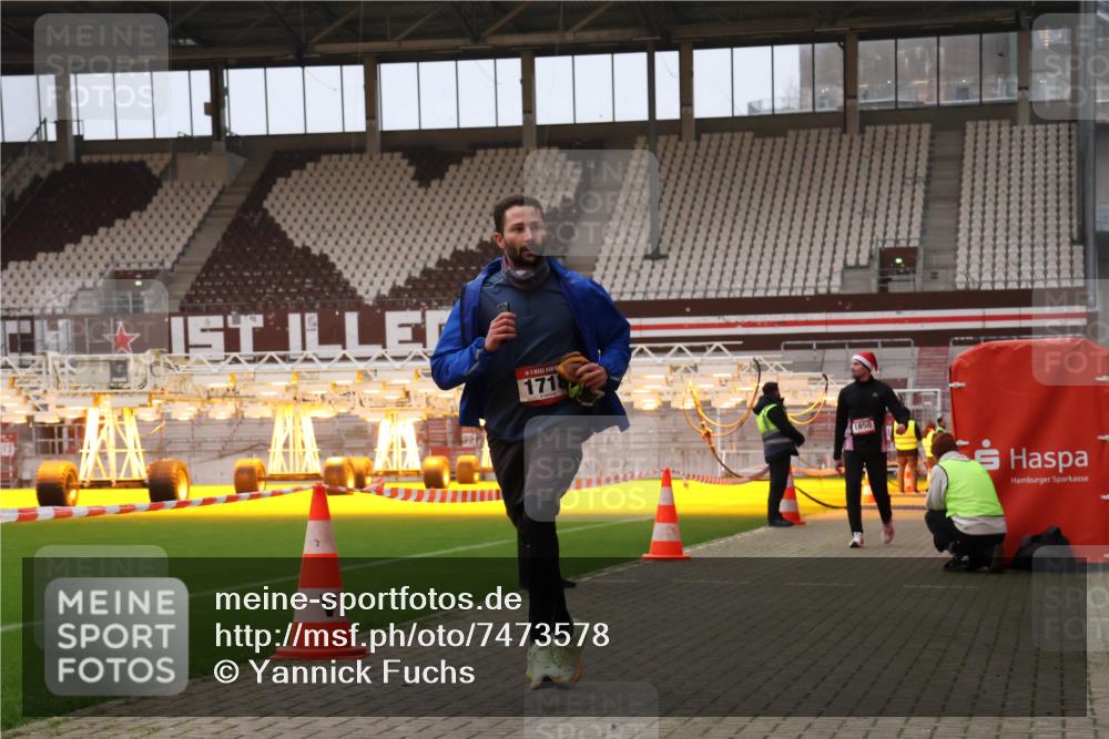 08.12.2024 - St. Pauli X-Mass-Run No. 14 Yannick Fuchs http://msf.ph/oto/7473578 08.12.2024 09:54:06 Ziel 216, 1718, 1850 meine-sportfotos.de