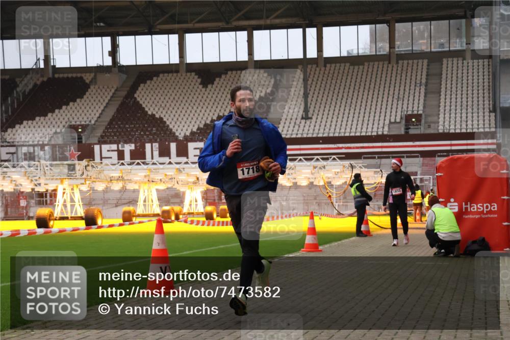 08.12.2024 - St. Pauli X-Mass-Run No. 14 Yannick Fuchs http://msf.ph/oto/7473582 08.12.2024 09:54:06 Ziel 216, 1718, 1850 meine-sportfotos.de