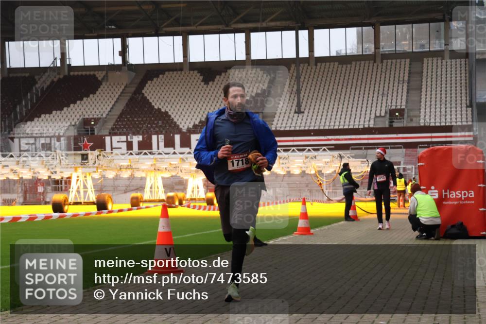 08.12.2024 - St. Pauli X-Mass-Run No. 14 Yannick Fuchs http://msf.ph/oto/7473585 08.12.2024 09:54:06 Ziel 216, 1718, 1850 meine-sportfotos.de