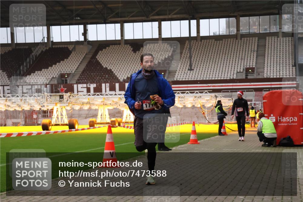 08.12.2024 - St. Pauli X-Mass-Run No. 14 Yannick Fuchs http://msf.ph/oto/7473588 08.12.2024 09:54:06 Ziel 216, 1718, 1850 meine-sportfotos.de