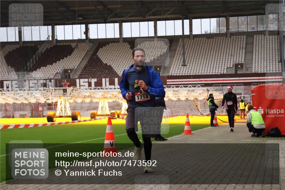 08.12.2024 - St. Pauli X-Mass-Run No. 14 Yannick Fuchs http://msf.ph/oto/7473592 08.12.2024 09:54:07 Ziel 216, 1718, 1850 meine-sportfotos.de
