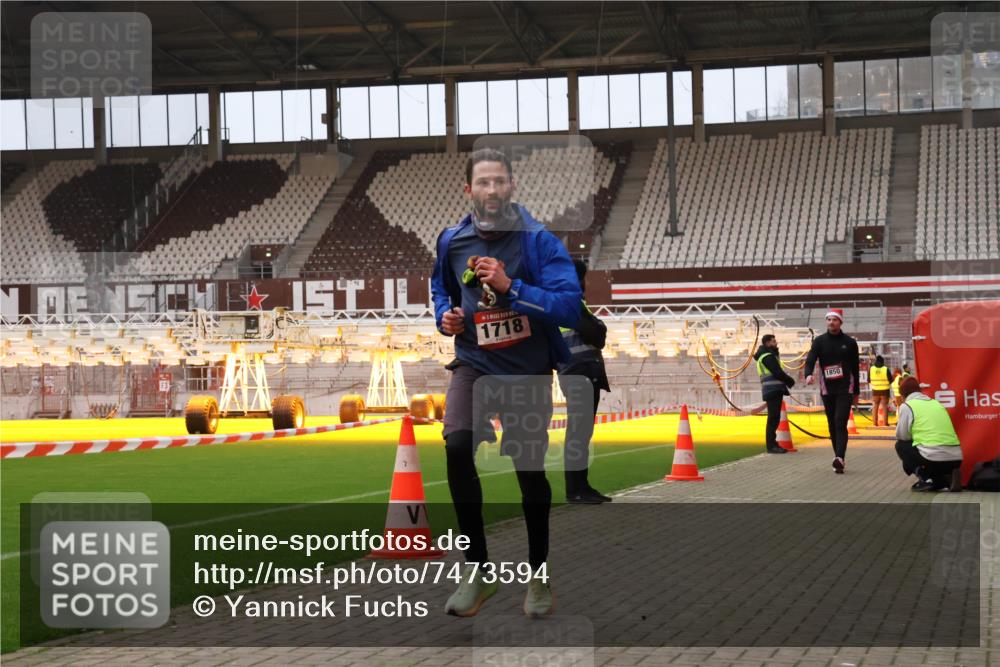08.12.2024 - St. Pauli X-Mass-Run No. 14 Yannick Fuchs http://msf.ph/oto/7473594 08.12.2024 09:54:07 Ziel 216, 1718, 1850 meine-sportfotos.de