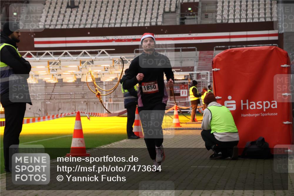 08.12.2024 - St. Pauli X-Mass-Run No. 14 Yannick Fuchs http://msf.ph/oto/7473634 08.12.2024 09:54:10 Ziel 216, 1718, 1850 meine-sportfotos.de