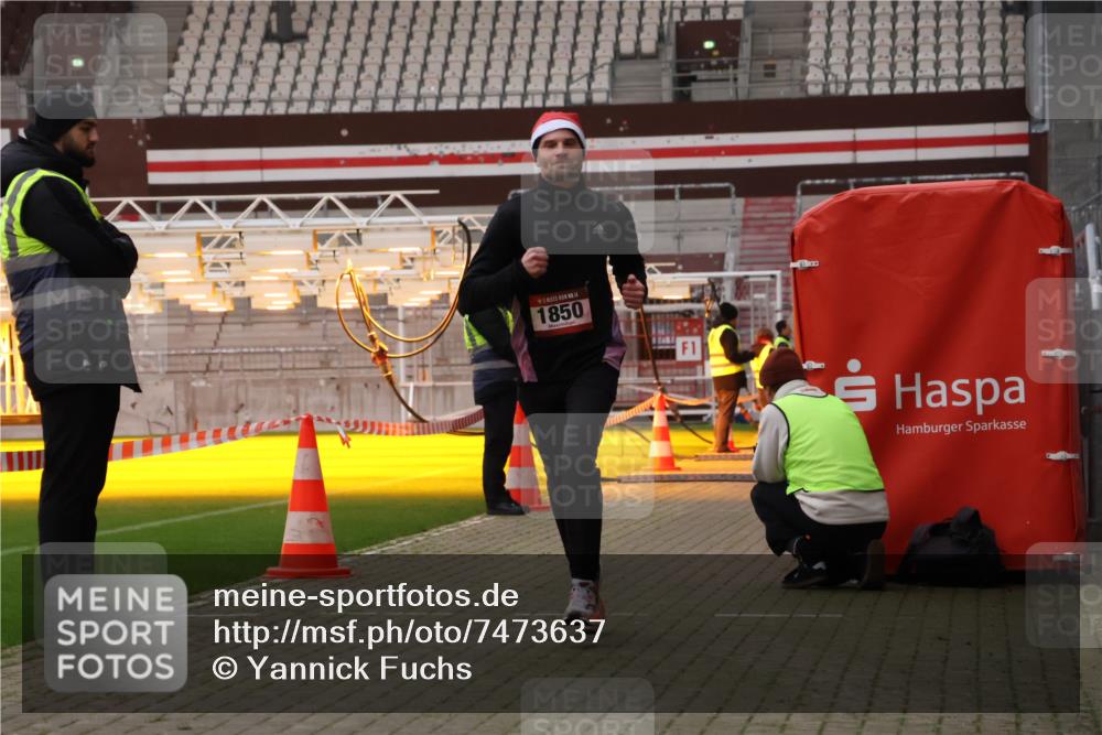 08.12.2024 - St. Pauli X-Mass-Run No. 14 Yannick Fuchs http://msf.ph/oto/7473637 08.12.2024 09:54:10 Ziel 216, 1718, 1850 meine-sportfotos.de