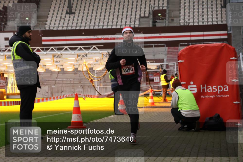08.12.2024 - St. Pauli X-Mass-Run No. 14 Yannick Fuchs http://msf.ph/oto/7473640 08.12.2024 09:54:10 Ziel 216, 1718, 1850 meine-sportfotos.de