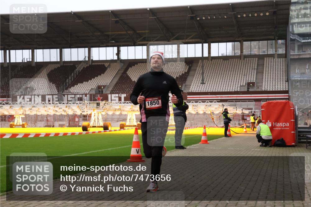 08.12.2024 - St. Pauli X-Mass-Run No. 14 Yannick Fuchs http://msf.ph/oto/7473656 08.12.2024 09:54:12 Ziel 1718, 1850 meine-sportfotos.de