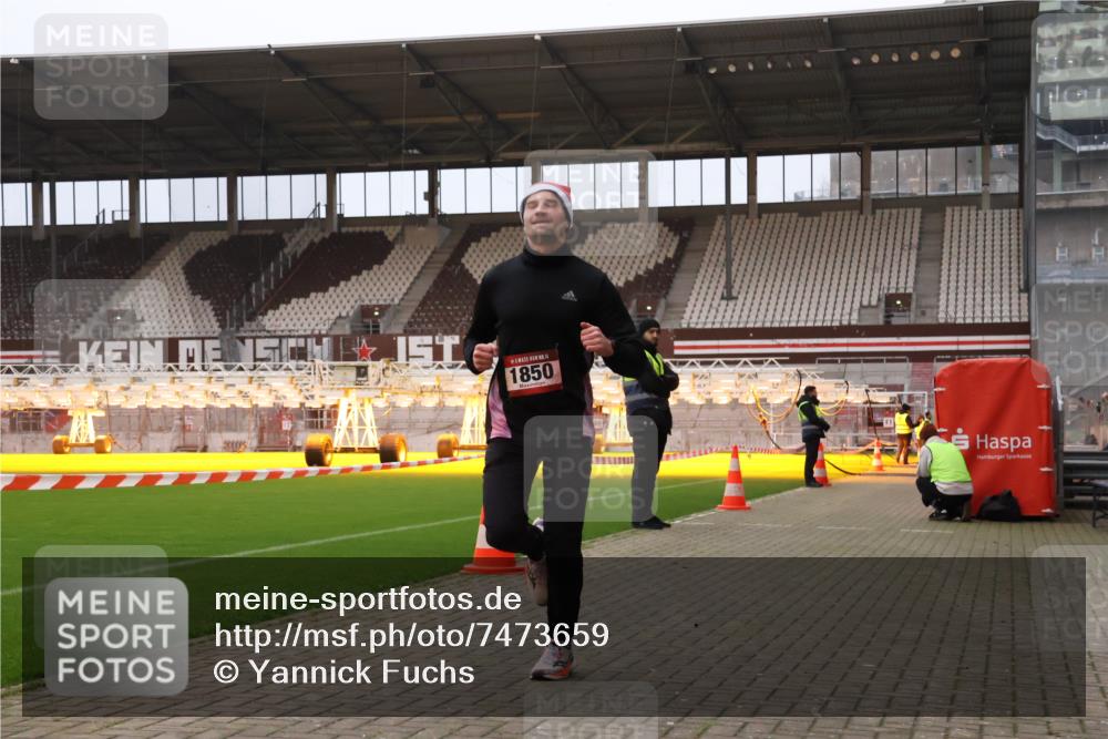 08.12.2024 - St. Pauli X-Mass-Run No. 14 Yannick Fuchs http://msf.ph/oto/7473659 08.12.2024 09:54:12 Ziel 1718, 1850 meine-sportfotos.de