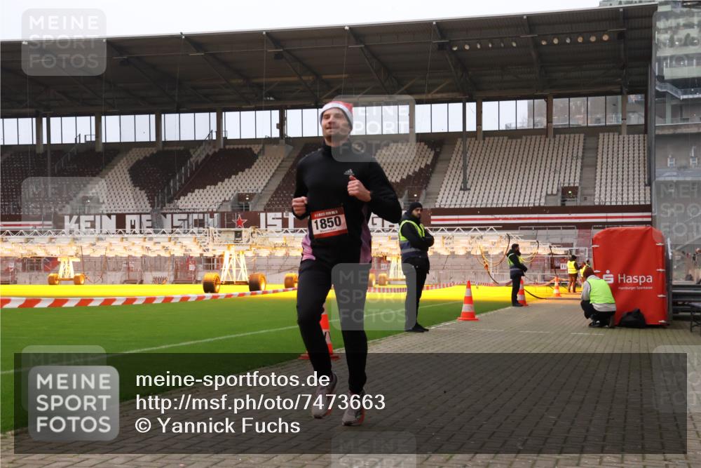 08.12.2024 - St. Pauli X-Mass-Run No. 14 Yannick Fuchs http://msf.ph/oto/7473663 08.12.2024 09:54:12 Ziel 1718, 1850 meine-sportfotos.de