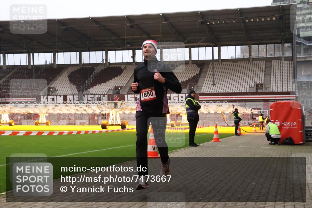 08.12.2024 - St. Pauli X-Mass-Run No. 14 Yannick Fuchs http://msf.ph/oto/7473667 08.12.2024 09:54:12 Ziel 1718, 1850 meine-sportfotos.de