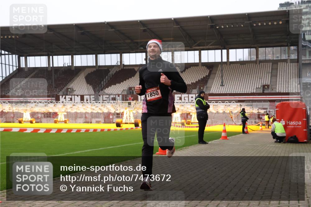 08.12.2024 - St. Pauli X-Mass-Run No. 14 Yannick Fuchs http://msf.ph/oto/7473672 08.12.2024 09:54:12 Ziel 1718, 1850 meine-sportfotos.de