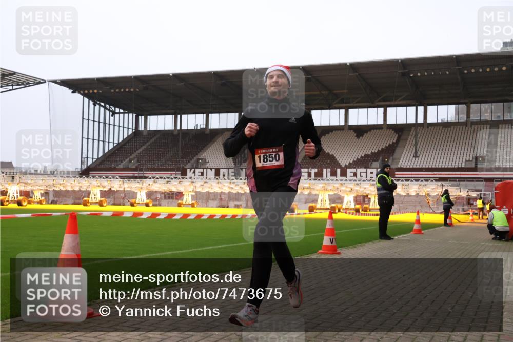 08.12.2024 - St. Pauli X-Mass-Run No. 14 Yannick Fuchs http://msf.ph/oto/7473675 08.12.2024 09:54:13 Ziel 1718, 1850 meine-sportfotos.de