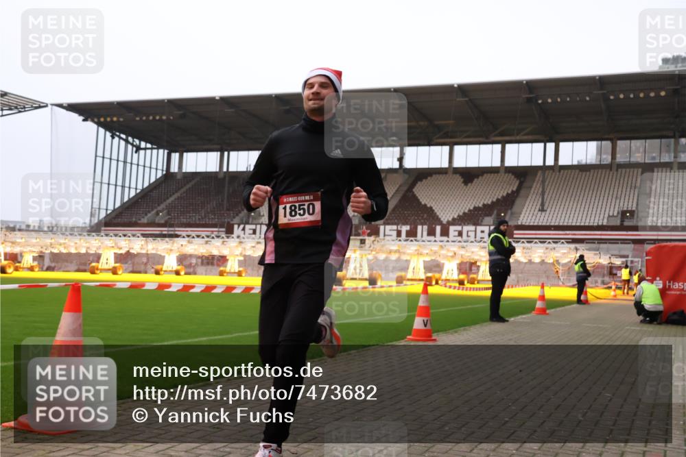 08.12.2024 - St. Pauli X-Mass-Run No. 14 Yannick Fuchs http://msf.ph/oto/7473682 08.12.2024 09:54:13 Ziel 1718, 1850 meine-sportfotos.de