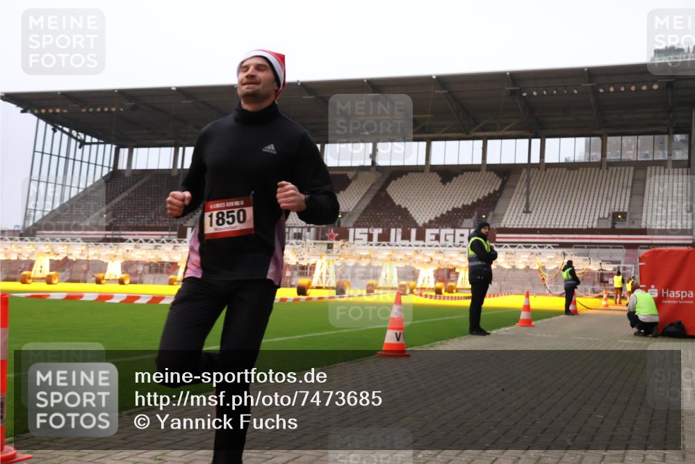 08.12.2024 - St. Pauli X-Mass-Run No. 14 Yannick Fuchs http://msf.ph/oto/7473685 08.12.2024 09:54:13 Ziel 1718, 1850 meine-sportfotos.de