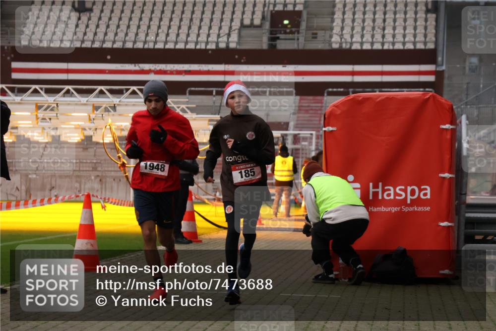 08.12.2024 - St. Pauli X-Mass-Run No. 14 Yannick Fuchs http://msf.ph/oto/7473688 08.12.2024 09:54:33 Ziel 185, 1863, 1948, 2588 meine-sportfotos.de