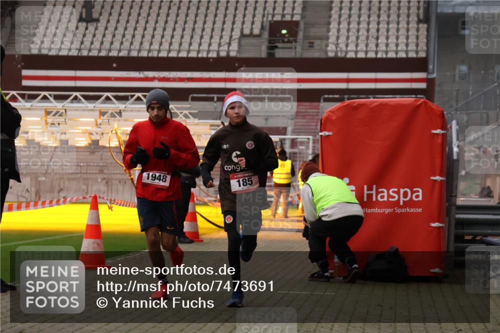 08.12.2024 - St. Pauli X-Mass-Run No. 14 Yannick Fuchs http://msf.ph/oto/7473691 08.12.2024 09:54:33 Ziel 185, 1863, 1948, 2588 meine-sportfotos.de