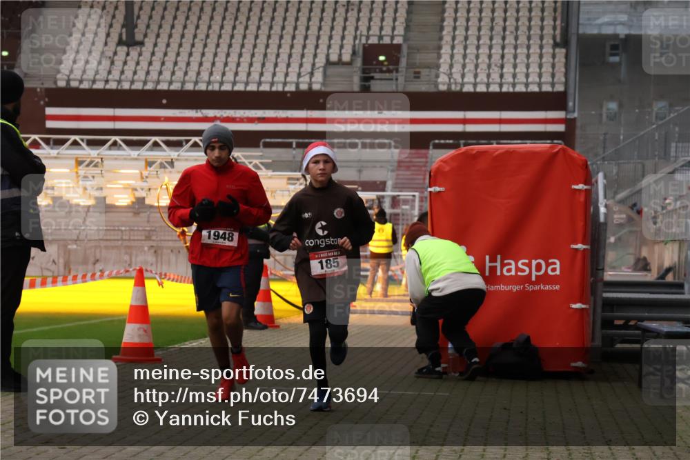 08.12.2024 - St. Pauli X-Mass-Run No. 14 Yannick Fuchs http://msf.ph/oto/7473694 08.12.2024 09:54:33 Ziel 185, 1863, 1948, 2588 meine-sportfotos.de