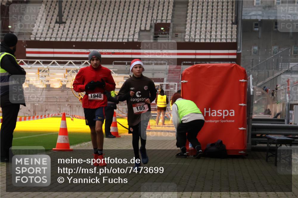 08.12.2024 - St. Pauli X-Mass-Run No. 14 Yannick Fuchs http://msf.ph/oto/7473699 08.12.2024 09:54:33 Ziel 185, 1863, 1948, 2588 meine-sportfotos.de