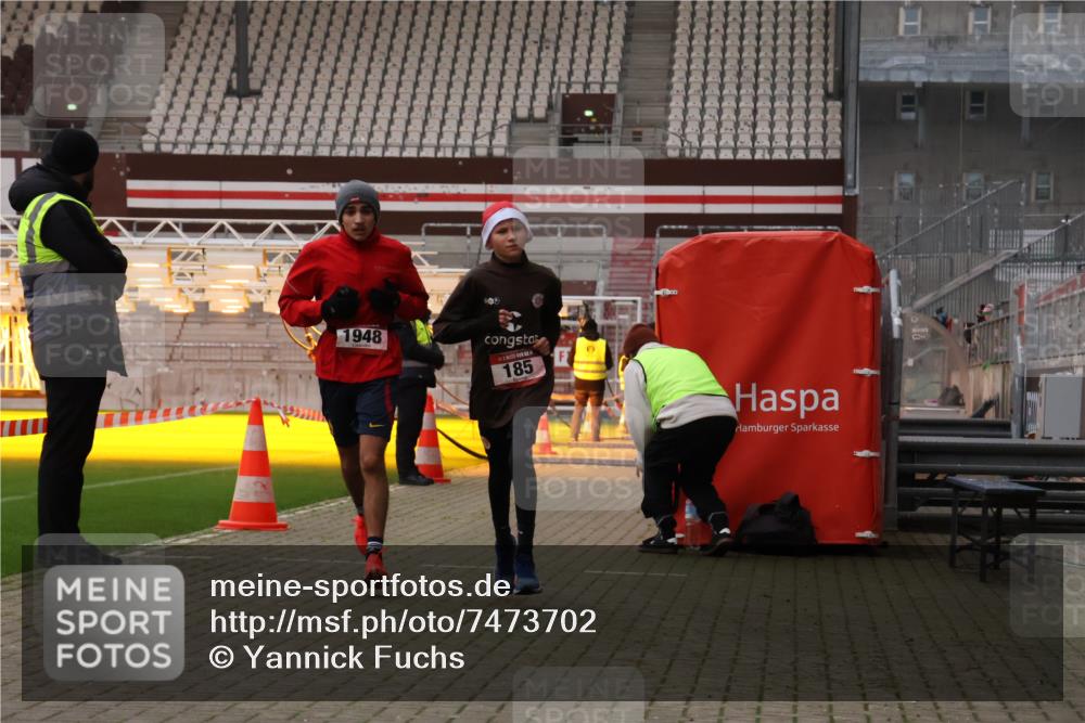 08.12.2024 - St. Pauli X-Mass-Run No. 14 Yannick Fuchs http://msf.ph/oto/7473702 08.12.2024 09:54:33 Ziel 185, 1863, 1948, 2588 meine-sportfotos.de