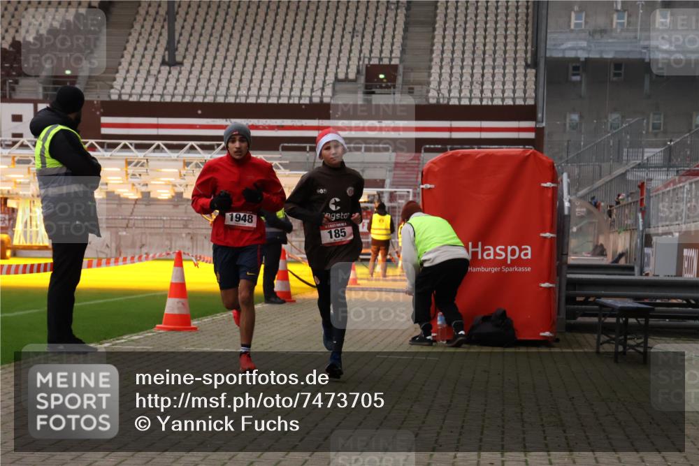 08.12.2024 - St. Pauli X-Mass-Run No. 14 Yannick Fuchs http://msf.ph/oto/7473705 08.12.2024 09:54:33 Ziel 185, 1863, 1948, 2588 meine-sportfotos.de