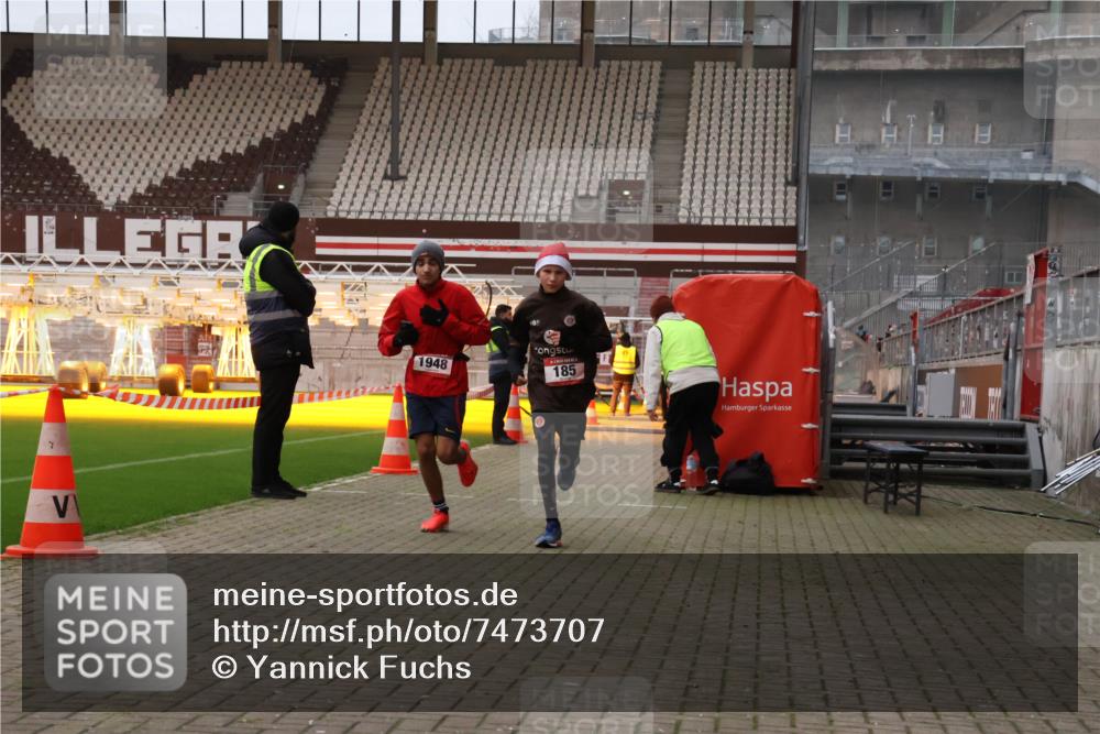 08.12.2024 - St. Pauli X-Mass-Run No. 14 Yannick Fuchs http://msf.ph/oto/7473707 08.12.2024 09:54:33 Ziel 185, 1863, 1948, 2588 meine-sportfotos.de