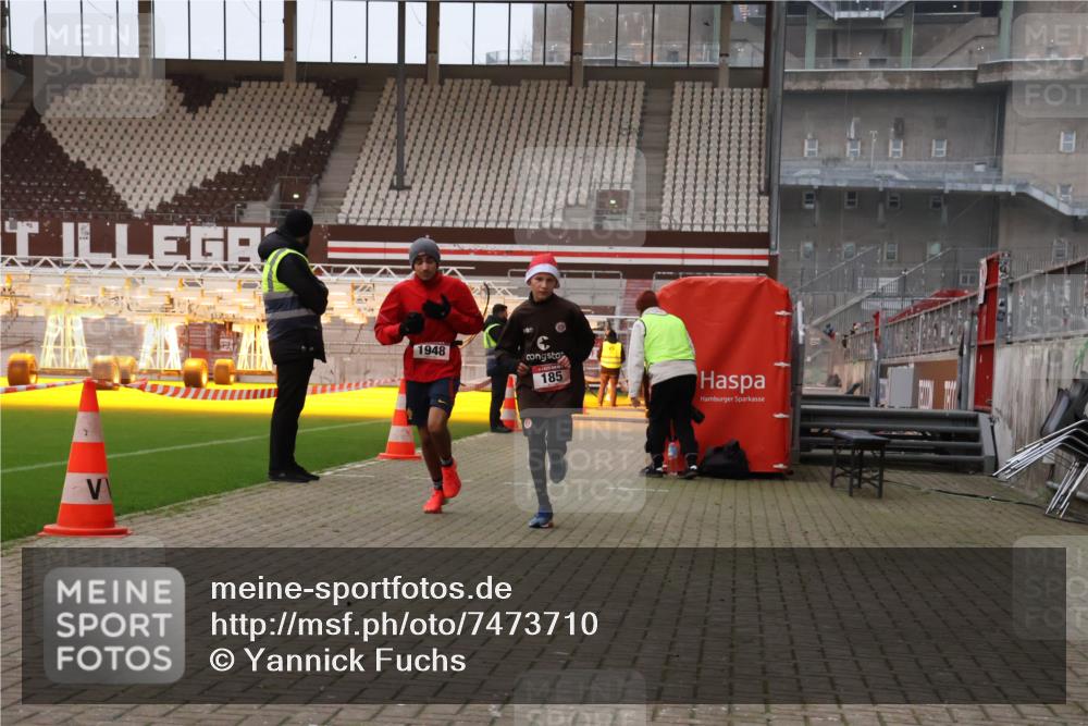 08.12.2024 - St. Pauli X-Mass-Run No. 14 Yannick Fuchs http://msf.ph/oto/7473710 08.12.2024 09:54:34 Ziel 185, 1863, 1948, 2588, 2891 meine-sportfotos.de