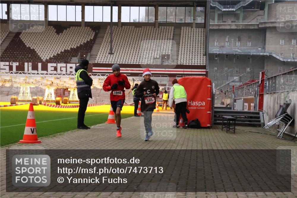 08.12.2024 - St. Pauli X-Mass-Run No. 14 Yannick Fuchs http://msf.ph/oto/7473713 08.12.2024 09:54:34 Ziel 185, 1863, 1948, 2588, 2891 meine-sportfotos.de