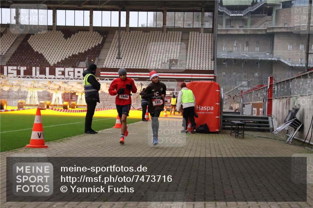 08.12.2024 - St. Pauli X-Mass-Run No. 14 Yannick Fuchs http://msf.ph/oto/7473716 08.12.2024 09:54:34 Ziel 185, 1863, 1948, 2588, 2891 meine-sportfotos.de
