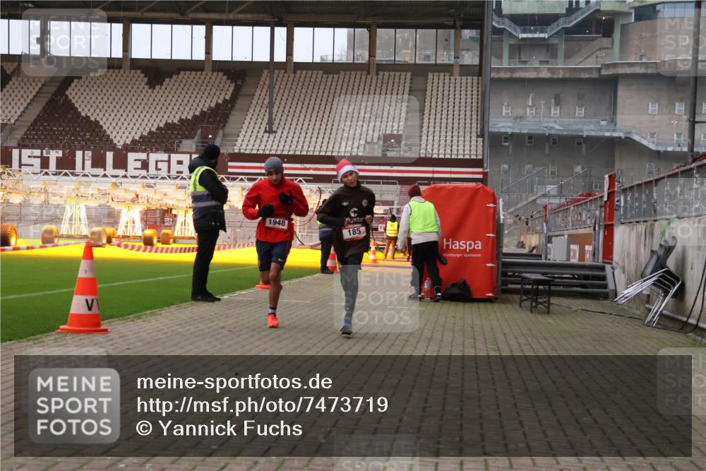08.12.2024 - St. Pauli X-Mass-Run No. 14 Yannick Fuchs http://msf.ph/oto/7473719 08.12.2024 09:54:34 Ziel 185, 1863, 1948, 2588, 2891 meine-sportfotos.de