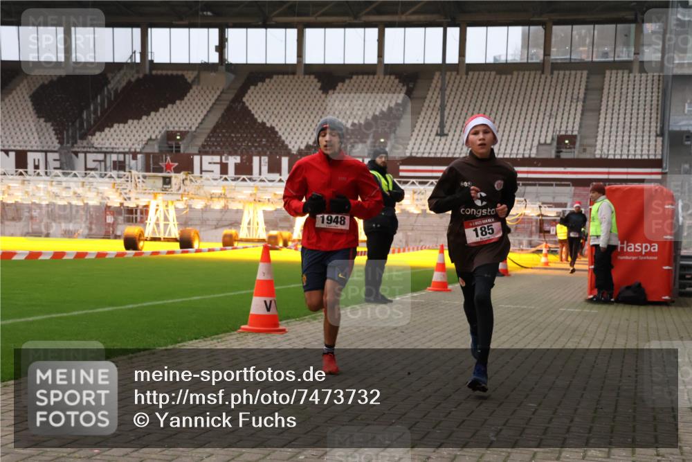 08.12.2024 - St. Pauli X-Mass-Run No. 14 Yannick Fuchs http://msf.ph/oto/7473732 08.12.2024 09:54:35 Ziel 185, 1863, 1948, 2588, 2891 meine-sportfotos.de