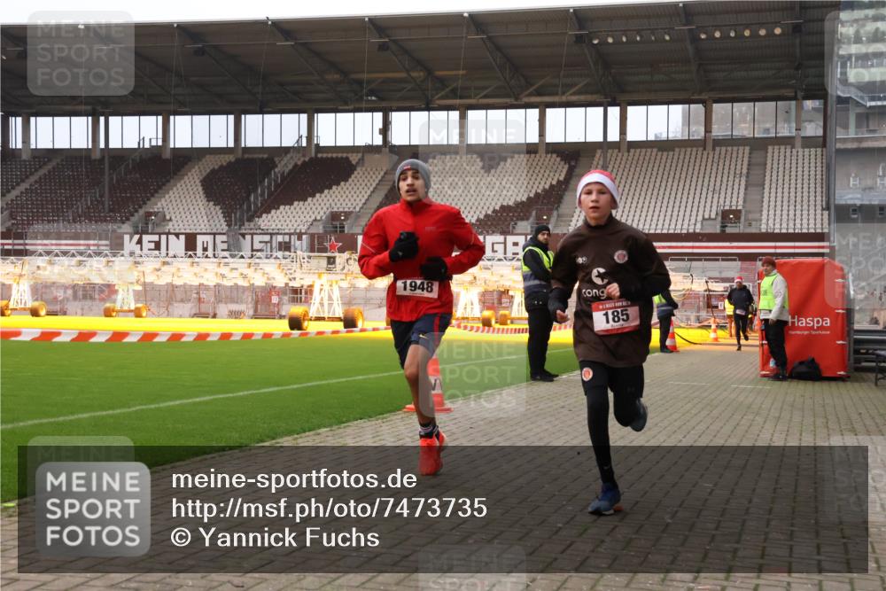 08.12.2024 - St. Pauli X-Mass-Run No. 14 Yannick Fuchs http://msf.ph/oto/7473735 08.12.2024 09:54:36 Ziel 185, 1863, 1948, 2588, 2891 meine-sportfotos.de
