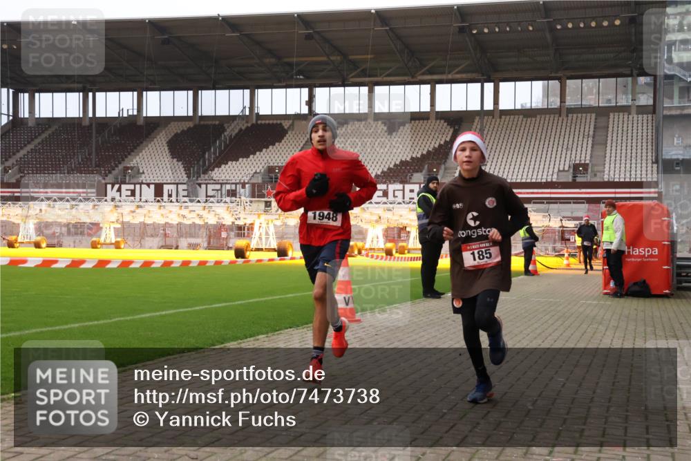 08.12.2024 - St. Pauli X-Mass-Run No. 14 Yannick Fuchs http://msf.ph/oto/7473738 08.12.2024 09:54:36 Ziel 185, 1863, 1948, 2588, 2891 meine-sportfotos.de