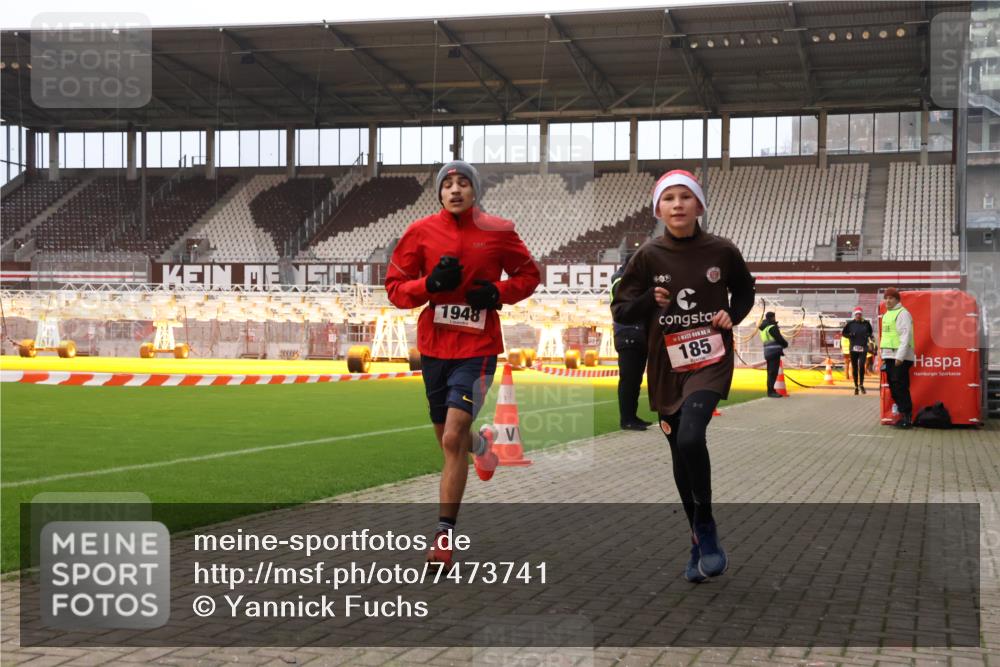 08.12.2024 - St. Pauli X-Mass-Run No. 14 Yannick Fuchs http://msf.ph/oto/7473741 08.12.2024 09:54:36 Ziel 185, 1863, 1948, 2588, 2891 meine-sportfotos.de