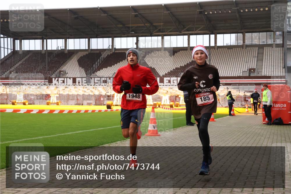 08.12.2024 - St. Pauli X-Mass-Run No. 14 Yannick Fuchs http://msf.ph/oto/7473744 08.12.2024 09:54:36 Ziel 185, 1863, 1948, 2588, 2891 meine-sportfotos.de