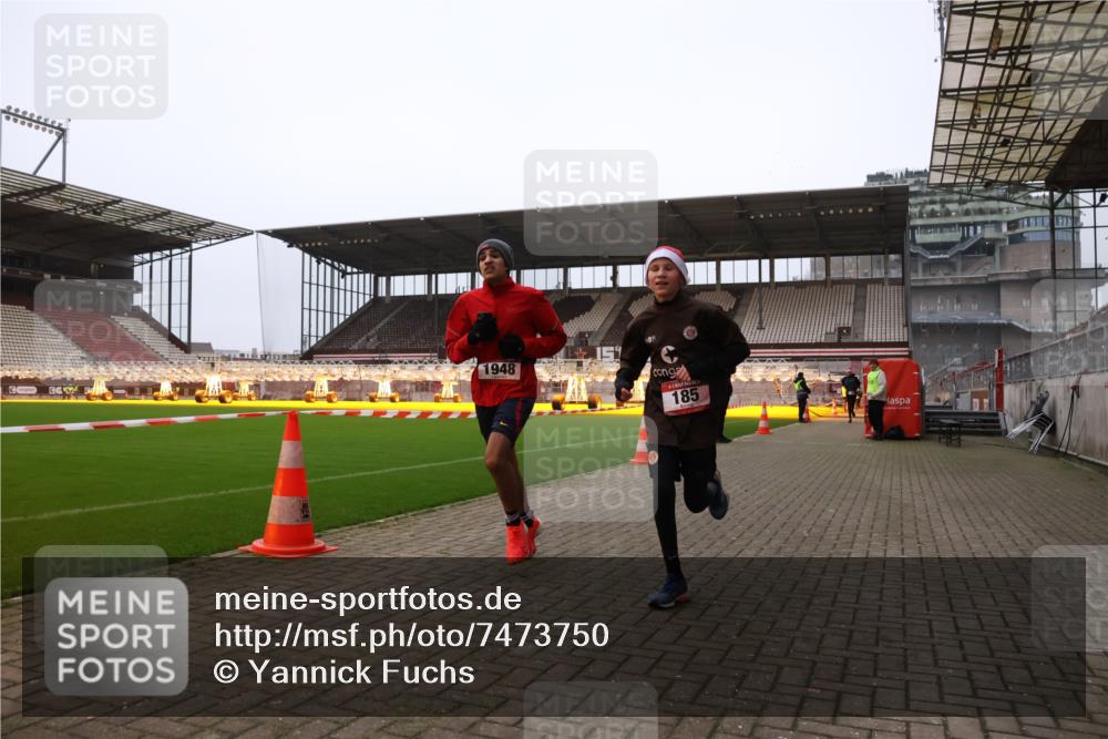 08.12.2024 - St. Pauli X-Mass-Run No. 14 Yannick Fuchs http://msf.ph/oto/7473750 08.12.2024 09:54:36 Ziel 185, 1863, 1948, 2588, 2891 meine-sportfotos.de