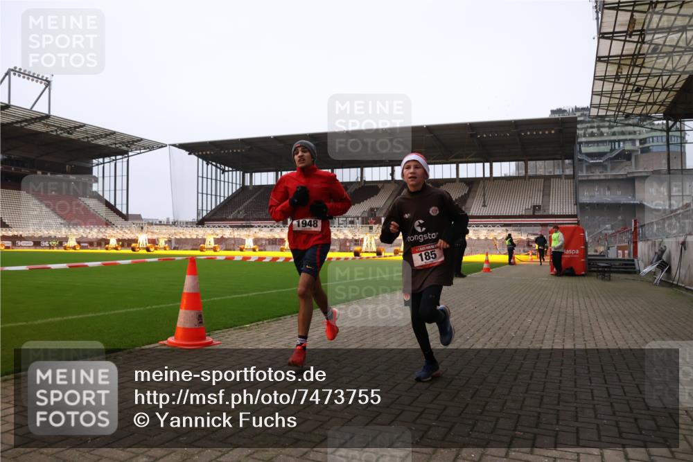 08.12.2024 - St. Pauli X-Mass-Run No. 14 Yannick Fuchs http://msf.ph/oto/7473755 08.12.2024 09:54:36 Ziel 185, 1863, 1948, 2588, 2891 meine-sportfotos.de