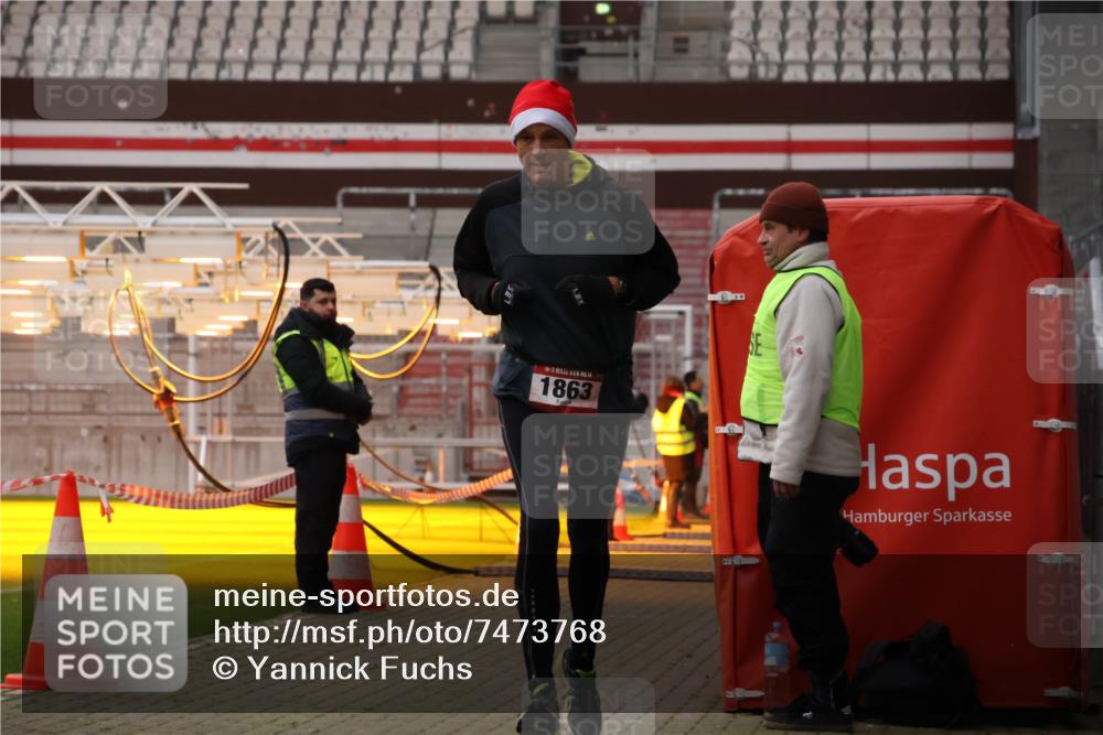 08.12.2024 - St. Pauli X-Mass-Run No. 14 Yannick Fuchs http://msf.ph/oto/7473768 08.12.2024 09:54:40 Ziel 185, 1863, 1948, 2588, 2891 meine-sportfotos.de