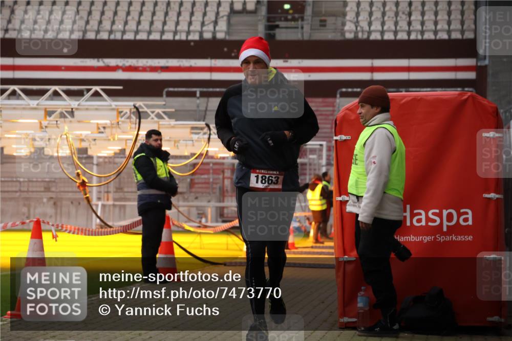 08.12.2024 - St. Pauli X-Mass-Run No. 14 Yannick Fuchs http://msf.ph/oto/7473770 08.12.2024 09:54:41 Ziel 185, 1863, 1948, 2588, 2891 meine-sportfotos.de