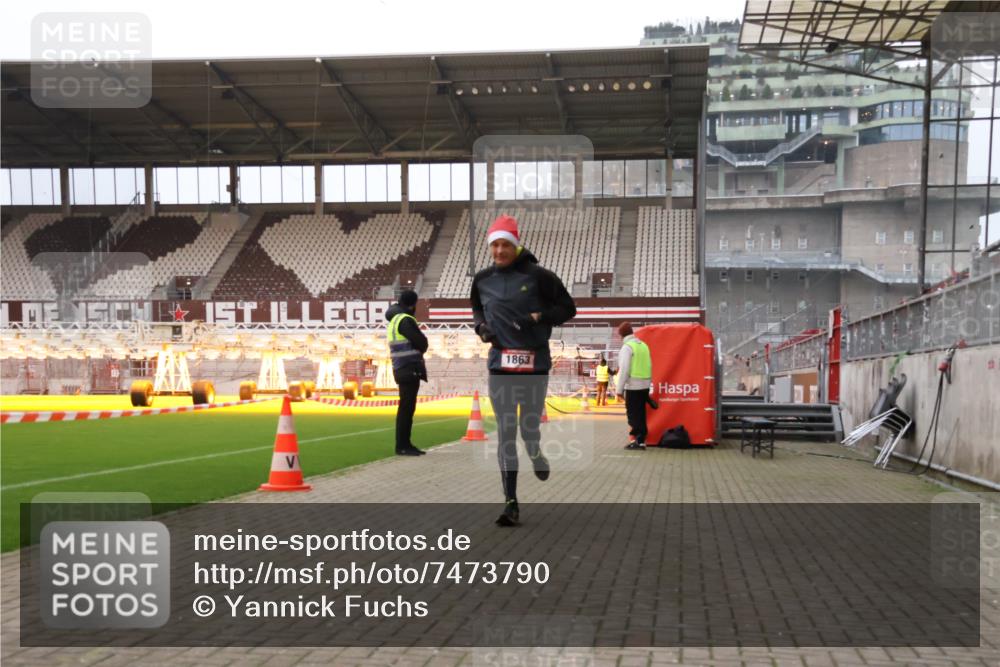 08.12.2024 - St. Pauli X-Mass-Run No. 14 Yannick Fuchs http://msf.ph/oto/7473790 08.12.2024 09:54:43 Ziel 1863, 1948, 2588, 2891 meine-sportfotos.de