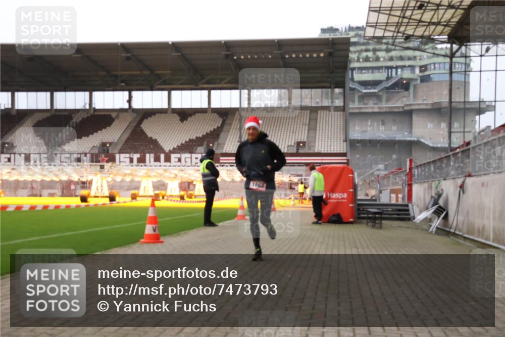 08.12.2024 - St. Pauli X-Mass-Run No. 14 Yannick Fuchs http://msf.ph/oto/7473793 08.12.2024 09:54:43 Ziel 1863, 1948, 2588, 2891 meine-sportfotos.de