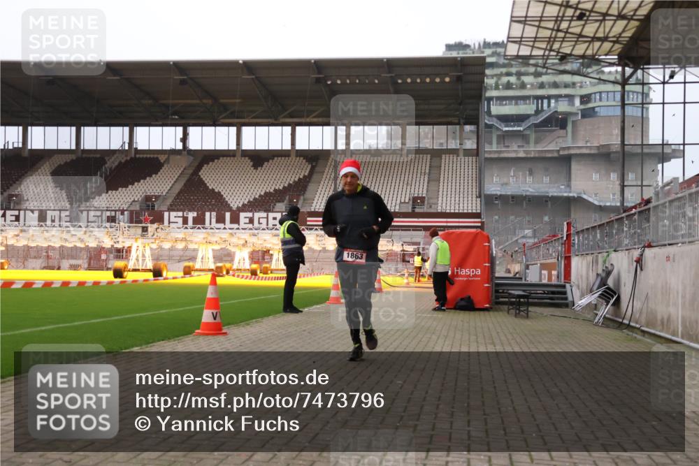 08.12.2024 - St. Pauli X-Mass-Run No. 14 Yannick Fuchs http://msf.ph/oto/7473796 08.12.2024 09:54:43 Ziel 1863, 1948, 2588, 2891 meine-sportfotos.de