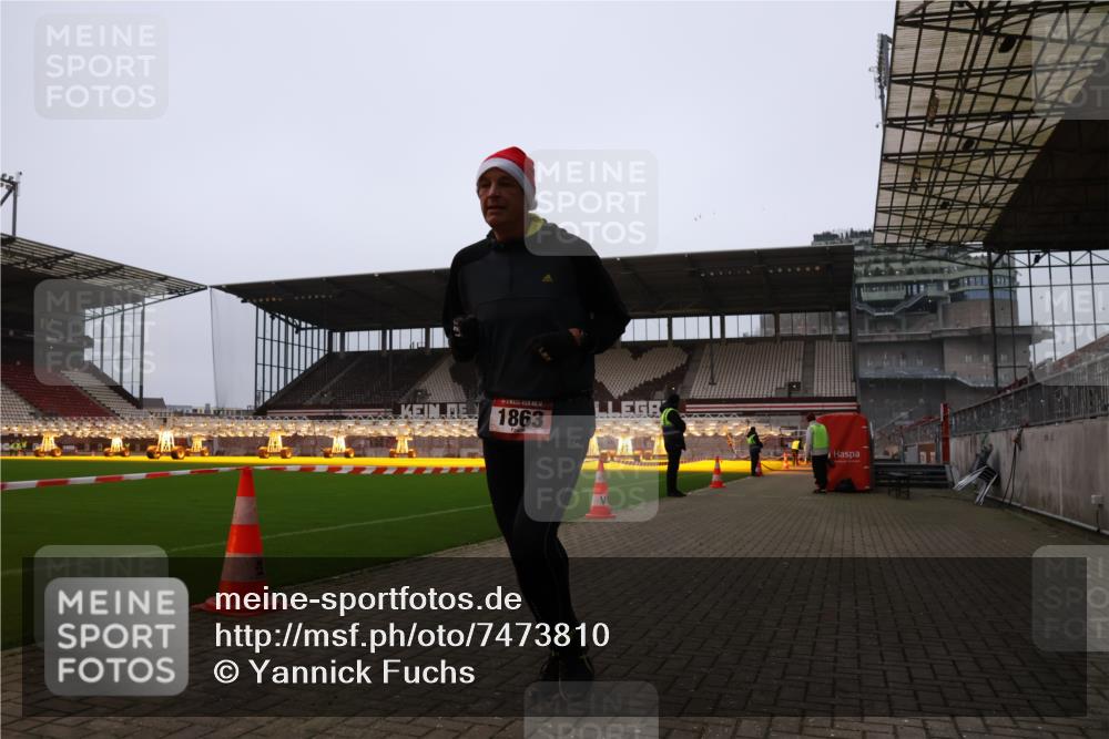 08.12.2024 - St. Pauli X-Mass-Run No. 14 Yannick Fuchs http://msf.ph/oto/7473810 08.12.2024 09:54:44 Ziel 1863, 2588, 2891 meine-sportfotos.de