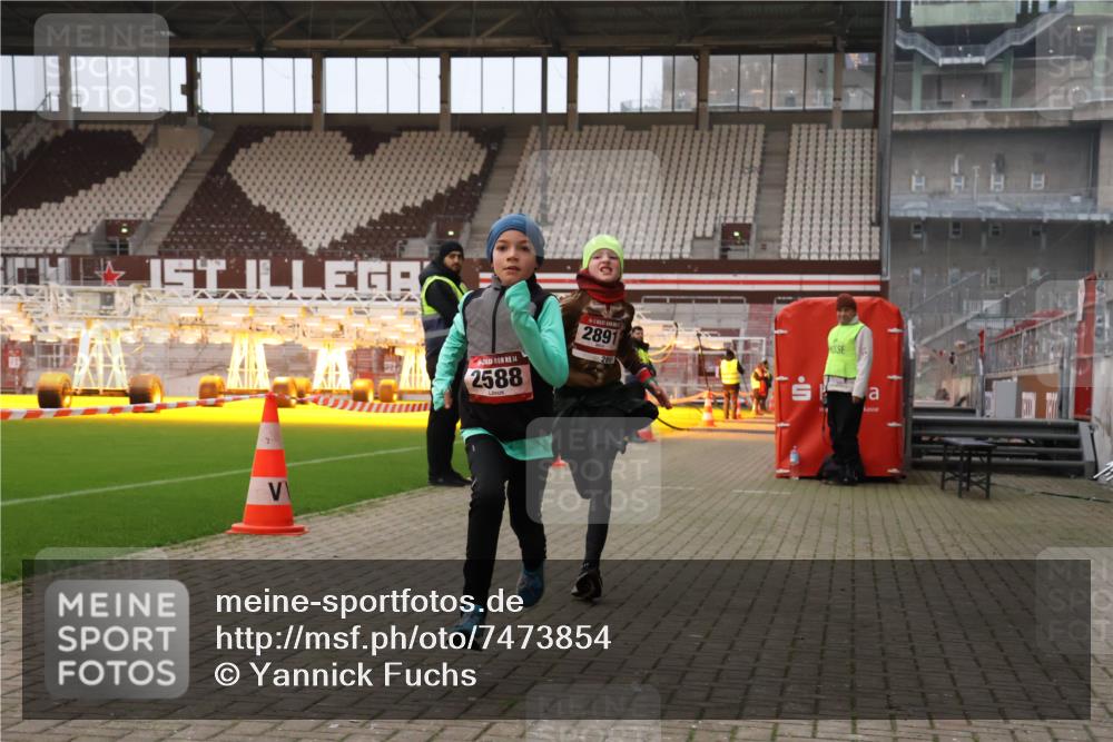 08.12.2024 - St. Pauli X-Mass-Run No. 14 Yannick Fuchs http://msf.ph/oto/7473854 08.12.2024 09:54:55 Ziel 341, 2588, 2891 meine-sportfotos.de